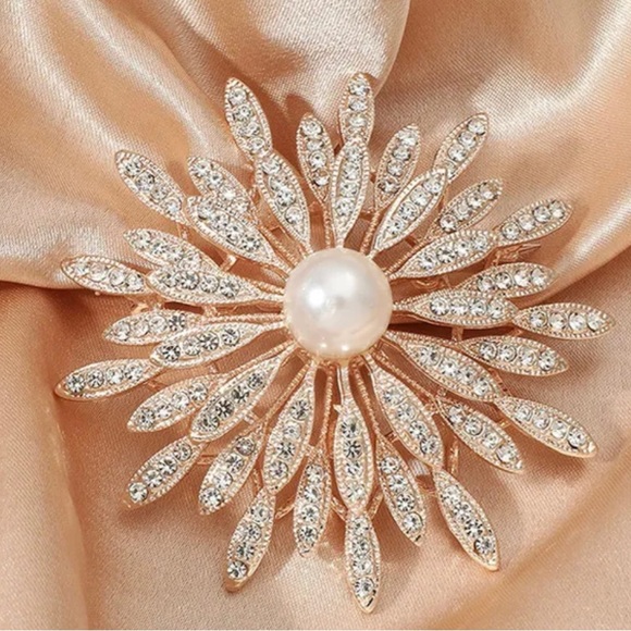 Jewelry - Pearl Burst Flower Brooch